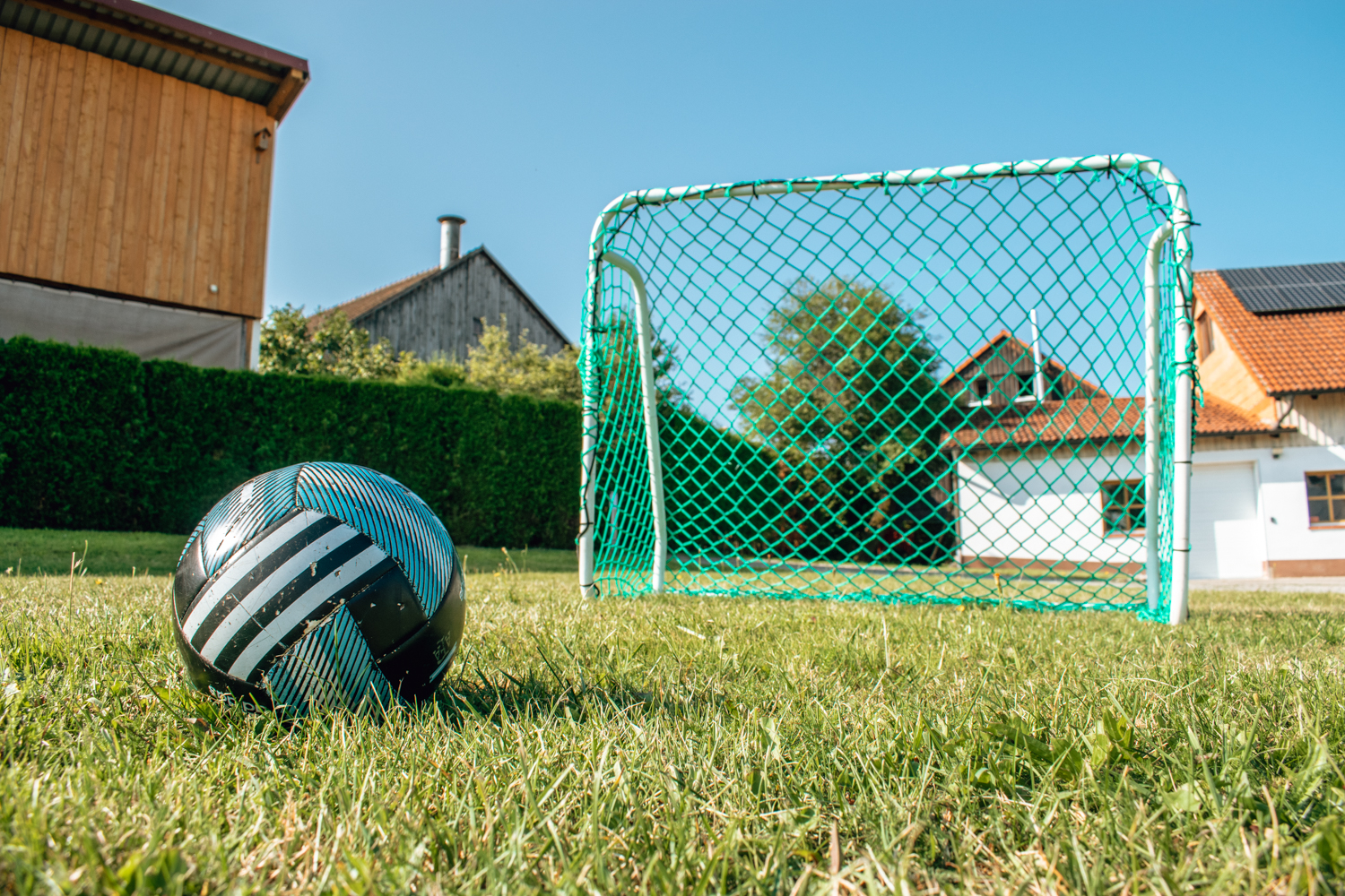 Tor & Ball zum Fussballspielen im Ferienhaus Garten