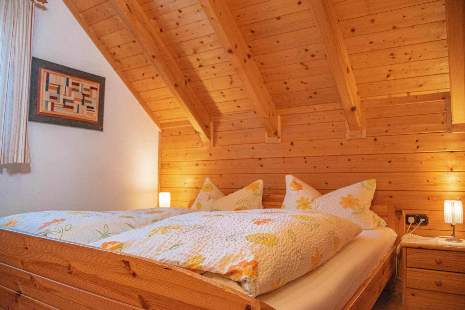 Romantisches Doppelbett im Holzferienhaus in der Fränkischen Schweiz